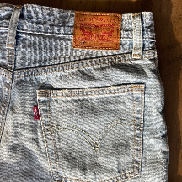 Size 26 Levi’s 501 Jean shorts - Picture 5 of 5